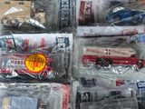 de nombreux types différents de camions miniatures dans des sachets en plastique