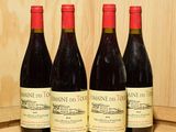 trois bouteilles de vin sont alignées sur un tonneau en bois