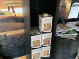 Des boîtes de biscuits sont empilées les unes sur les autres sur une étagère