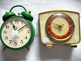 deux horloges placées l'une à côté de l'autre sur une surface blanche
