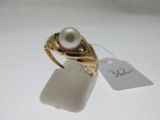 une image représentant une bague en or sertie d'une perle et d'un diamant