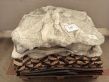 une pile de couvertures posée sur une palette en bois
