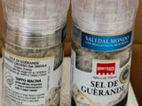 deux bocaux de sel posés sur une table