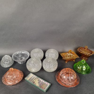 un ensemble de plats et de vaisselle en verre de différents types posés sur une table