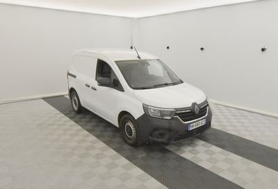 la photo d'une camionnette blanche garée dans un garage