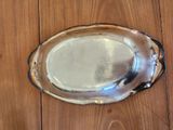 un plateau en argent posé sur une table en bois, avec une cuillère