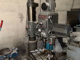 une machine qui se trouve à l'intérieur d'un bâtiment