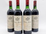 trois bouteilles de vin rouge sont alignées sur une surface blanche