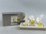 une image représentant un coffret de parfum sur lequel trône une figurine d'ange en verre