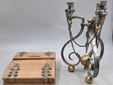 deux bougies posées à côté d'une boîte sur une table