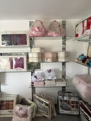 une pièce avec beaucoup d'objets sur les étagères