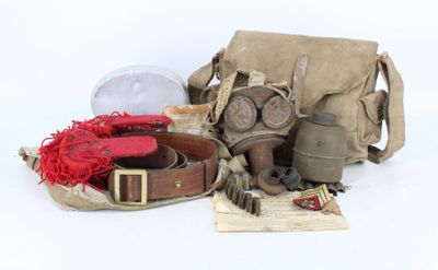 un grand nombre d'objets posés sur une table