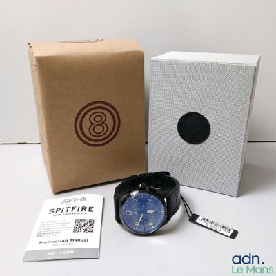 une image représentant une montre posée sur une table, à côté d'une boîte