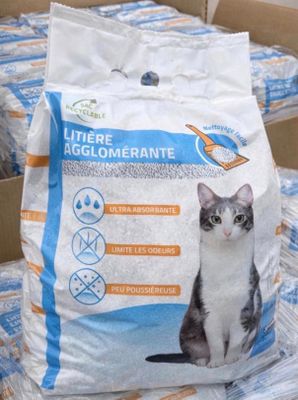 un chat assis sur une pile de papier toilette