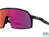 une paire de lunettes de soleil aux verres rouges sur fond blanc