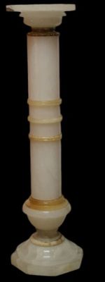 un vase blanc et doré sur fond noir
