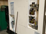 une machine qui se trouve à l'intérieur d'un bâtiment