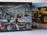 deux boîtes de lego technic sur une surface blanche