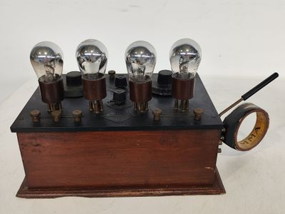 une petite boîte en bois sur laquelle sont fixées cinq ampoules