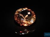 un diamant orange sur une surface noire