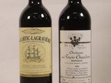 deux bouteilles de vin posées l'une à côté de l'autre sur une table