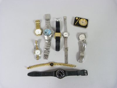 de nombreuses montres disposées sur un fond blanc