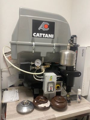 une machine posée sur une table dans une pièce