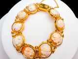 bracelet en coquillages jaunes et blancs avec une chaîne dorée