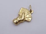 une image représentant un pendentif en or orné de cartes à jouer