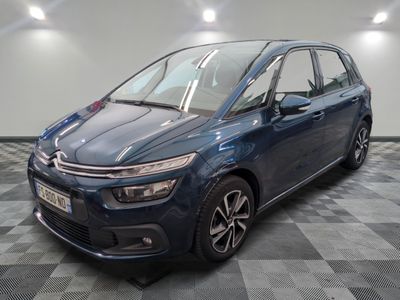 une citrole bleue garee sur le sol en damier d'un garage