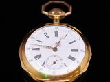 une montre de poche en or avec des chiffres romains