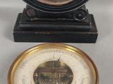 une horloge et un baromètre posés sur une table