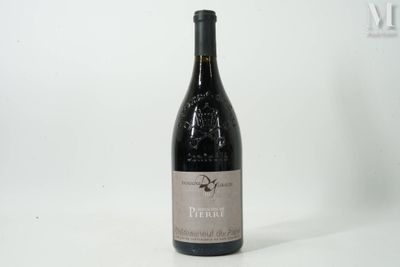 une bouteille de vin posée sur une table
