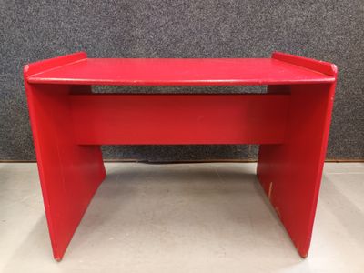 Petite table basse en bois laqué rouge, mi-XXe,