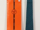 une cravate orange et une cravate bleue posées l'une à côté de l'autre sur une surface blanche