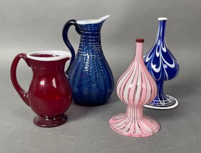 trois vases posés l'un à côté de l'autre sur une table