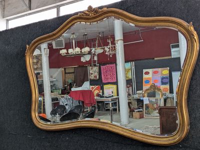 un grand miroir accroché au mur de la pièce