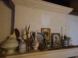 une étagère sur laquelle sont disposés de nombreux vases et tableaux