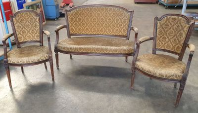 trois chaises et une table dans une pièce où il y a beaucoup de meubles