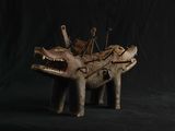 une image représentant une sculpture en bois d'un chien et d'un homme à cheval
