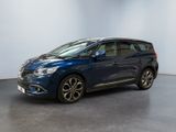 une camionnette bleue garée dans une pièce aux murs blancs
