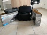 une valise noire et un sac noir posés par terre