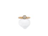bague en perles blanches et diamants sur fond blanc