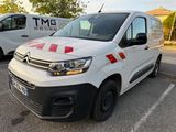 La camionnette blanche est garée sur le parking, à côté de la camionnette blanche.