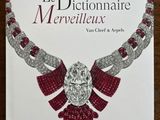 la couverture du livre *Le Dictionnaire merveilleux*, sur laquelle figure un collier rouge et blanc