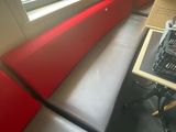 une cabine rouge et blanche sur laquelle se trouve une machine à écrire