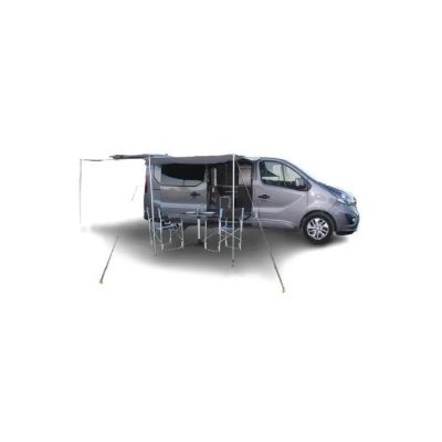 une photo d'une camionnette devant laquelle se trouvent une table et des chaises