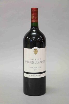 une bouteille de vin posée sur une table