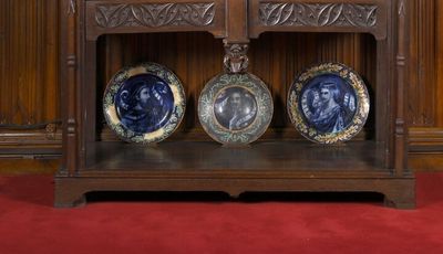 trois assiettes bleues et blanches posées sur une étagère en bois