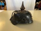 une cloche noire au sommet pointu posée sur une table